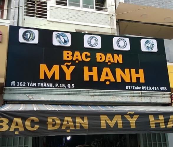 bảng hiệu nền alu chữ mica