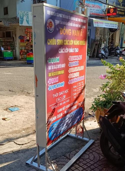  Hộp đèn bạt hiflex 2 mặt có chân đứng