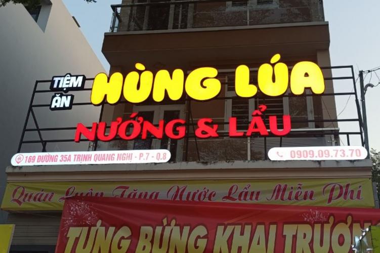 Bảng hiệu khung sắt chữ mica có đèn sáng mặt