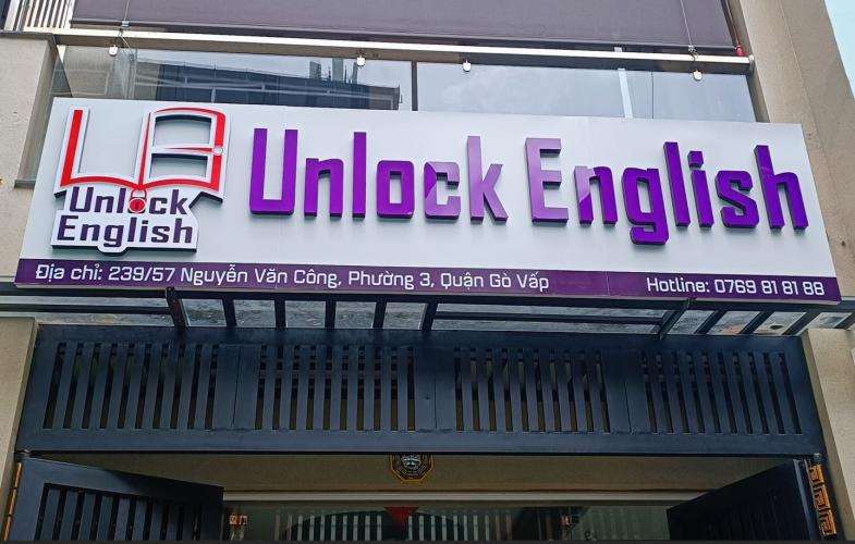 biển hiệu trường học tiếng anh nền trắng chữ không đèn giá rẻ