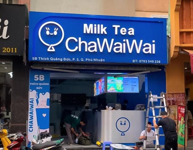 bảng hiệu nền xanh, chữ mica trắng đèn sáng mặt