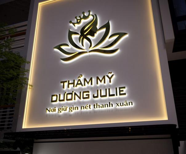 Bảng hiệu alu có đèn led viền, nội dung chữ inox đèn sáng hông sang trọng