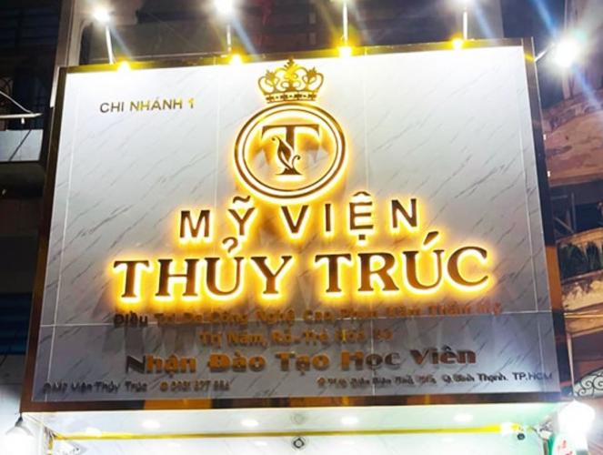 Bảng hiệu nền alu vân đá, chữ inox sáng chân và lắp đèn pha