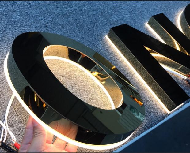 Chữ inox gương nổi khối đèn sáng chân, đế mica