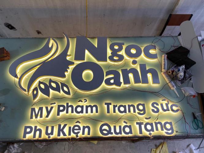 Chữ inox đèn sáng chân