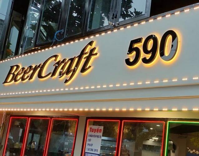 Bảng Hiệu Alu Chữ Mica Có Đèn Sáng Chân – Giải Pháp Quảng Cáo Tối Ưu Cho Doanh Nghiệp