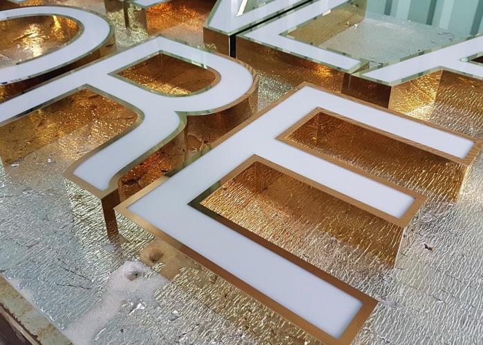 Chữ Nổi Khối Inox Mặt Mica – Giải Pháp Quảng Cáo Sang Trọng, Bền Bỉ và Ấn Tượng