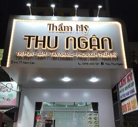 Bảng hiệu cửa hàng thẩm mỹ mặt dựng alu trắng, chữ mica đèn sáng hông đẹp