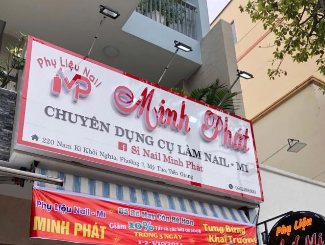 bảng hiệu dụng cụ làm nail chất liệu alu bóng, chữ mica
