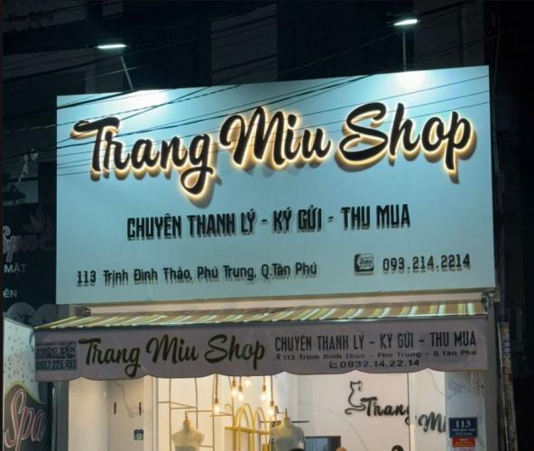 bảng quảng cáo nền trắng, chữ mica đen đèn sáng hông sang trọng