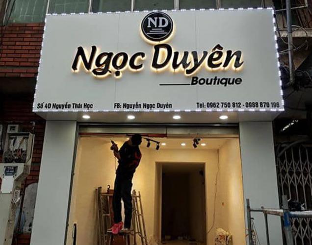 bảng quảng cáo trắng có viền led xung quanh, chữ mica đèn sáng chân