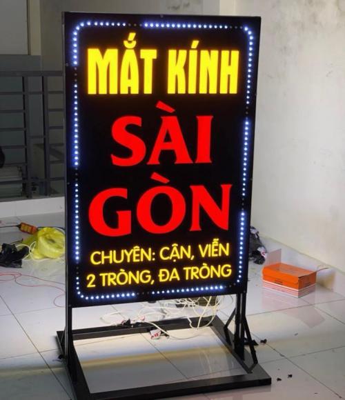 biển quảng cáo có chân đứng, nội dung chữ mica có đèn