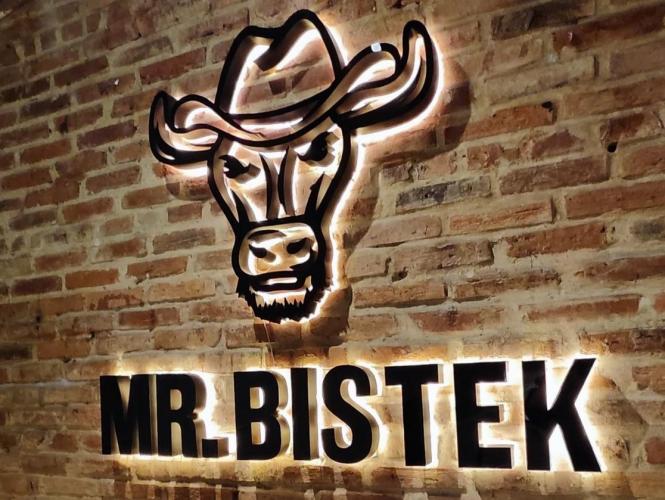 logo inox đen, đèn sáng hắt chân màu trắng sang trọng