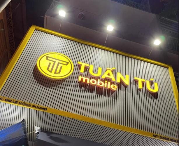 bảng hiệu nền nhựa giả gỗ sóng 3d sang trọng, chiếu sáng bằng đèn pha