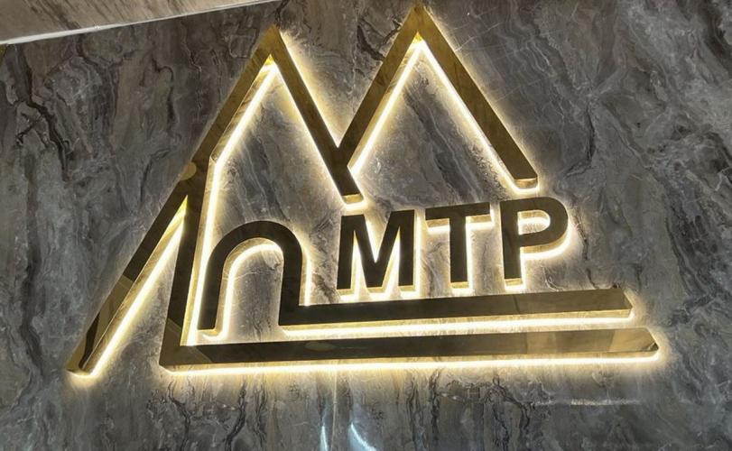 logo chữ inox vàng gương đèn sáng hông sang trọng