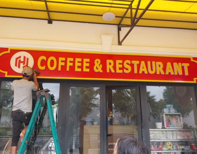 BẢNG HIỆU CHỮ NỔI MICA NỀN ALU ĐỎ – NỔI BẬT, SANG TRỌNG, THU HÚT MỌI ÁNH NHÌN