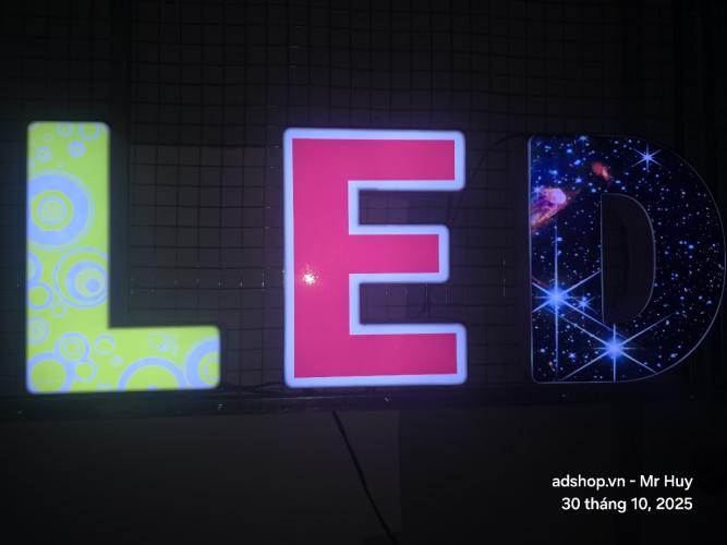 Logo Chữ Nổi Mica Đèn LED Sáng Mặt – Đẳng Cấp Thương Hiệu, Nổi Bật Mọi Không Gian