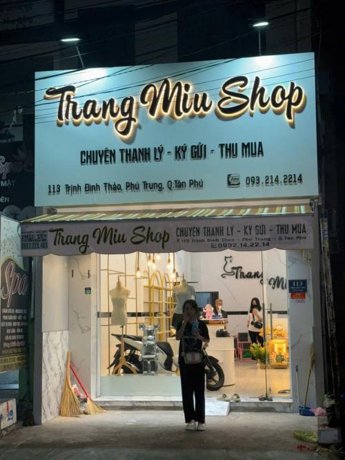 Mẫu Bảng Hiệu Chữ Nổi Mica Đèn Sáng Chân Trên Nền Alu