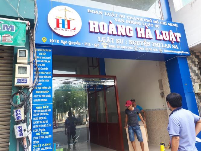 Bảng hiệu chữ nổi mica không đèn – nền ốp alu sang trọng và bền đẹp