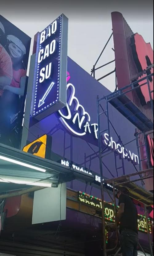 Bảng Hiệu Nền Alu Bóng, Chữ Nổi Mica Có Đèn – Giải Pháp Quảng Cáo Sang Trọng, Hiện Đại