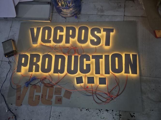 Chữ Inox Quảng Cáo Đèn Sáng Chân – Nổi Bật Thương Hiệu Ngày & Đêm