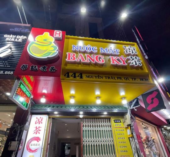 Bảng Hiệu Nền Alu Vàng – Chữ Nổi Mica Có Đèn - Giải Pháp Quảng Cáo Sang Trọng & Hiện Đại