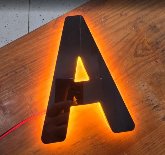 Chữ Inox Đèn Sáng Chân Màu Vàng Ấm – Giải Pháp Biển Hiệu Sang Trọng, Đẳng Cấp