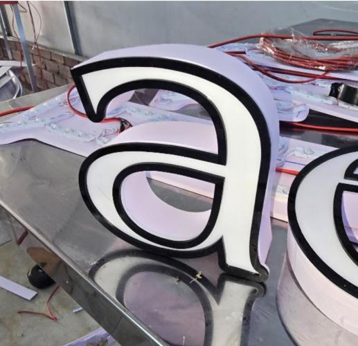 CHỮ NỔI MICA DA, VIỀN DÁN MICA – Nét tinh tế trong từng chi tiết quảng cáo