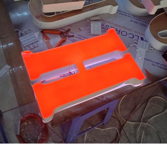 Chữ Nổi Mica Chân Nhôm – Đèn Sáng Mặt Sang Trọng & Hiện Đại