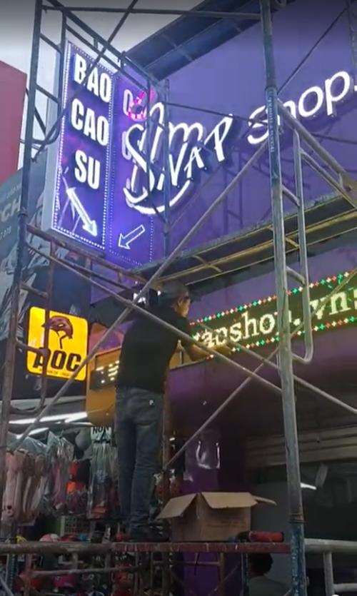 Bảng Hiệu Nền Alu Bóng, Chữ Nổi Mica Có Đèn – Giải Pháp Quảng Cáo Sang Trọng, Hiện Đại