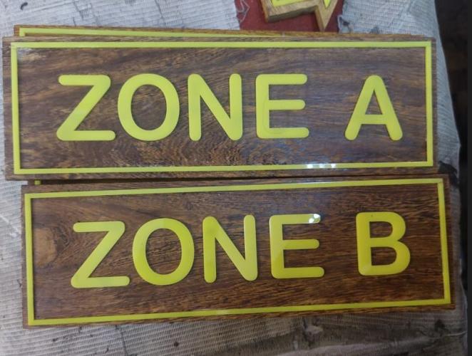 làm bảng tên mica dán nền gỗ đẹp giá rẻ